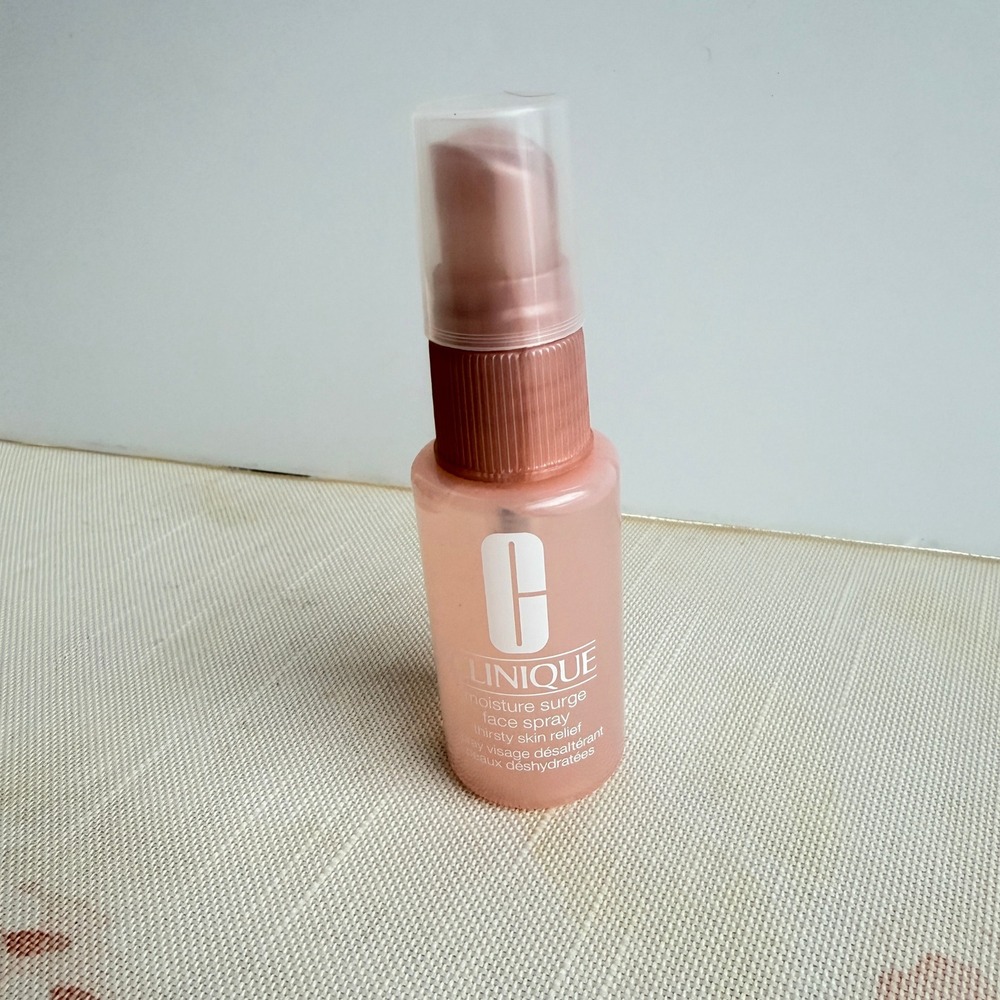 Clinique Moisture Surge Face Spray Thirsty Skin Relief MINI (1oz/30mL) - Picture 2 of 5